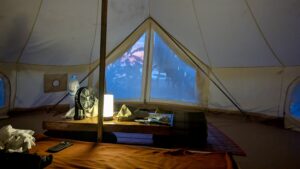 RobinsonBungalows_unserZeltVonInnen_Abends