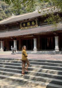 TrangAnJessiGehtZumTempel