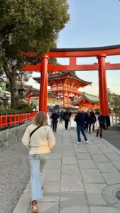 InariSchreinJessiWalk