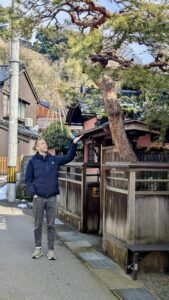 KanazawaAltstadtSchauEinBaumSascha